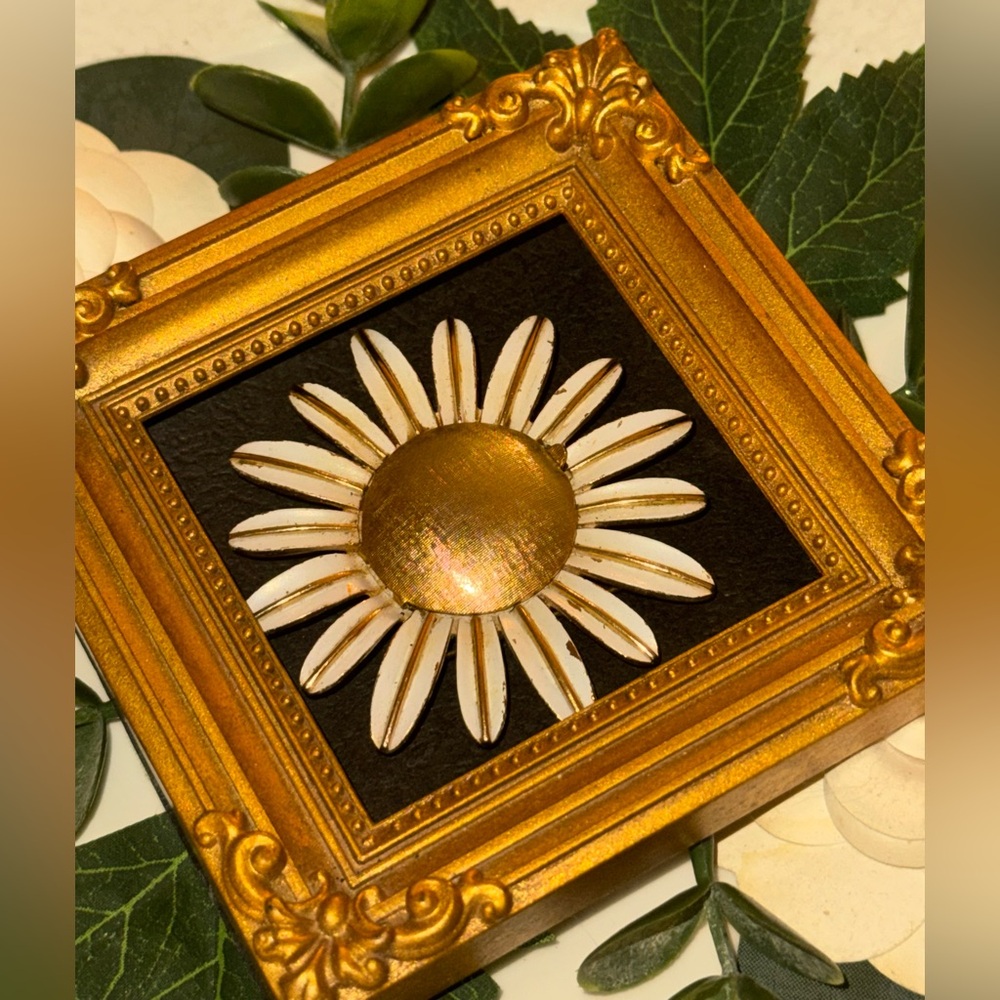 Vintage Daisy Brooch - Picture 7 of 14